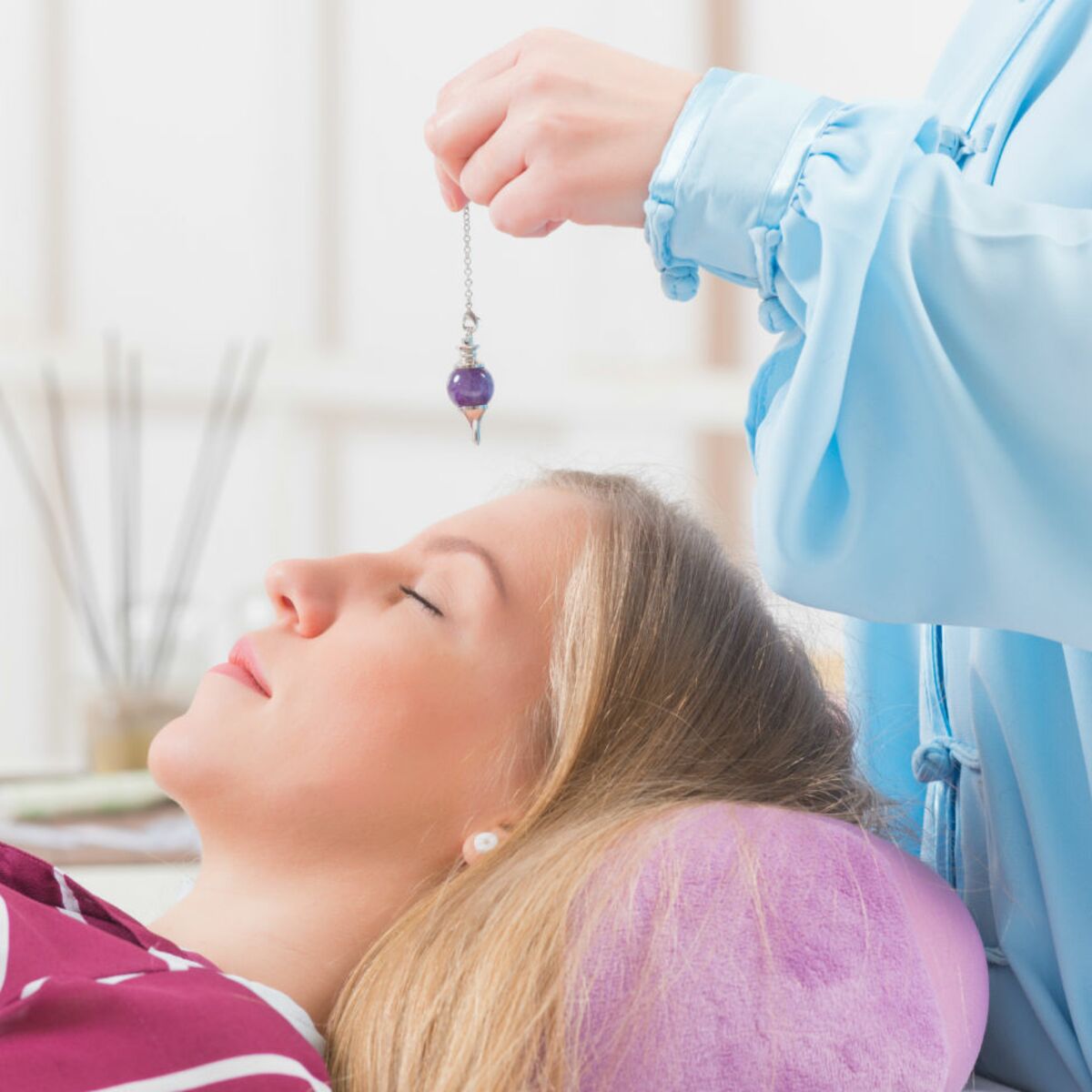 découvrez les risques et dangers potentiels de l'hypnose. cet article explore les pratiques d'hypnose qui peuvent être préjudiciables et les précautions à prendre pour garantir une expérience sécurisée.