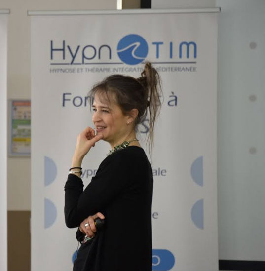 découvrez les différences fondamentales entre l'emdr et l'hypnose, deux techniques de thérapie puissantes. apprenez comment chacune d'elles peut aider à surmonter les traumatismes et favoriser le bien-être mental. comparez les approches, les méthodes et les résultats pour choisir celle qui vous convient le mieux.