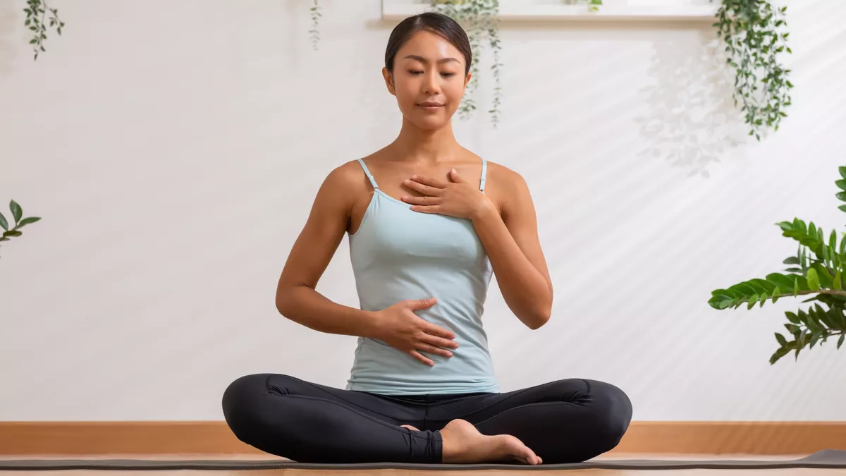 découvrez comment la sophrologie peut améliorer la qualité de votre sommeil. apprenez des techniques de relaxation et de gestion du stress pour vous endormir plus facilement et profiter d'un repos réparateur.