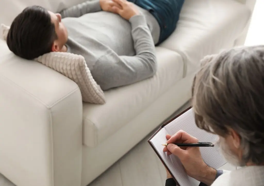 La différence entre un sophrologue et un psychologue : rôles et approches