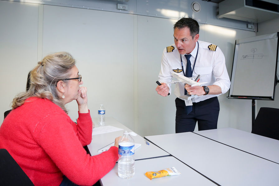 découvrez comment l'hypnose peut vous aider à surmonter votre peur de l'avion. apprenez des techniques efficaces pour voyager sereinement et profiter pleinement de vos voyages.